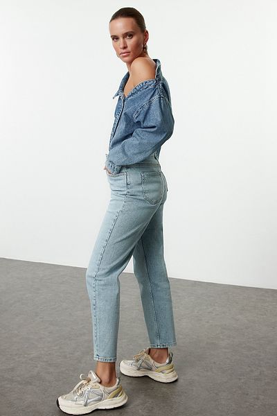 Trendyol Collection Blugi Mom albastru deschis cu talie înaltă - Confort TWOAW25JE00142
