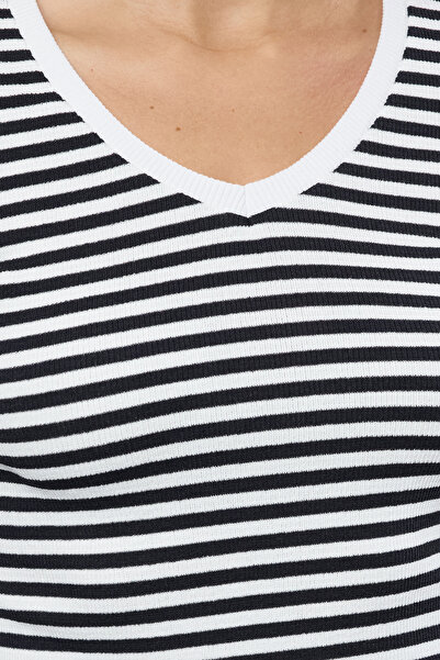 Trendyol Collection Výstřih do V Námořnická modrá Pruhovaná pružná žebrovaná pletená halenka – Dlouhý rukáv, Délka oříznutí Twoaw24bz00243