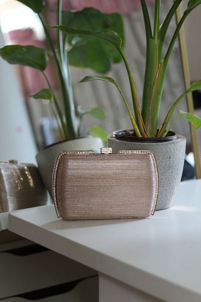 Moom Bag Γυναικεία βραδινή τσάντα φορέματος με υφή σε ροζ χρυσή γραμμή με λεπτομέρεια από κρυστάλλινη πέτρα