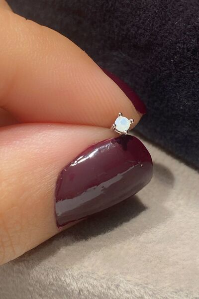 La femme by begum Beyaz Opal Mini Tektaş Silver Arka Çiçek Döndürmeli Gümüş Piercing,helix,flat,conch,tragus vb.