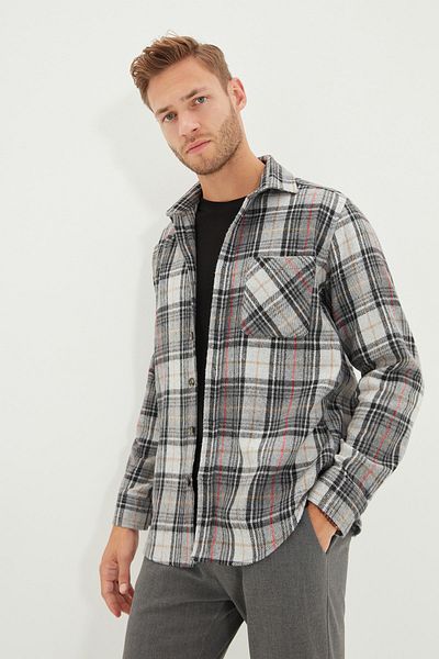 Trendyol Collection Grau kariertes Holzfällerhemd mit einer Tasche - Winter Slim Fit Checked TMNAW22GO0090