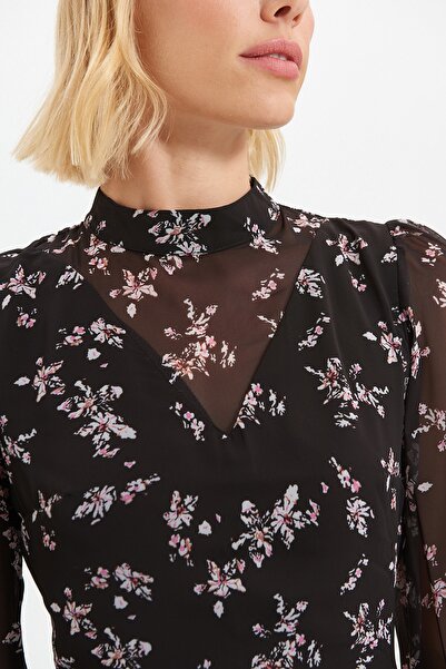 Trendyol Collection Černé vzorované tkané šaty s vysokým límečkem TWOAW22EL0199