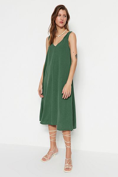 Trendyol Collection Zielona wygodna tkana sukienka midi z dekoltem w kształcie litery V TWOSS23EL00882