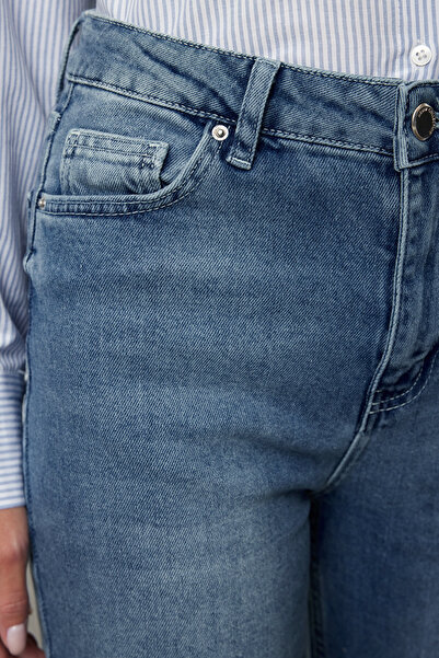 Trendyol Collection Modré tenké Mom JEans s vysokým pasem - TWOAW25je00161