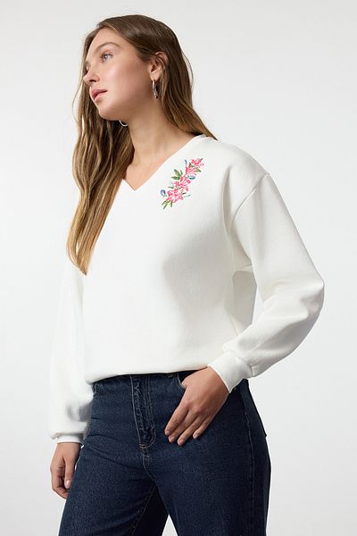 Trendyol Collection V-Ausschnitt Fleece Ecru Sweatshirt mit Blumenstickerei – dicke Innenseite TWOAW25SW00184