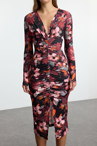 Trendyol Collection Strečové pletené midi šaty s výstřihem do V – rovná šňůrka se stahovací šňůrkou Twoaw24El00197