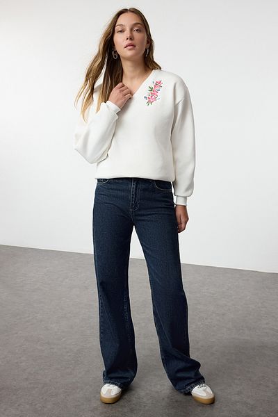 Trendyol Collection V-Ausschnitt Fleece Ecru Sweatshirt mit Blumenstickerei – dicke Innenseite TWOAW25SW00184