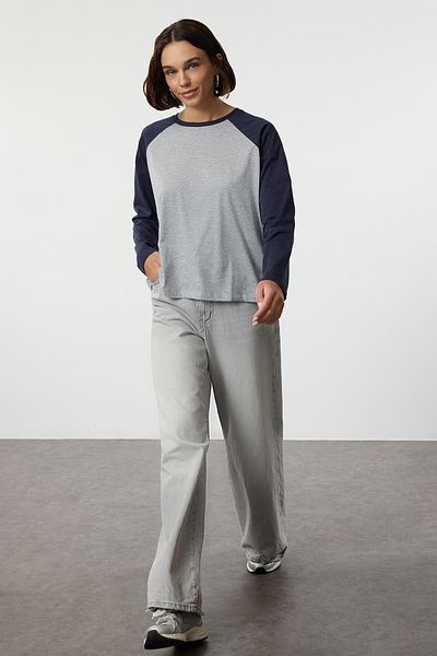 Trendyol Collection Bequeme Passform Grau Melange Blocked Strick T-Shirt - Normale Größe - Twoaw25ts00012
