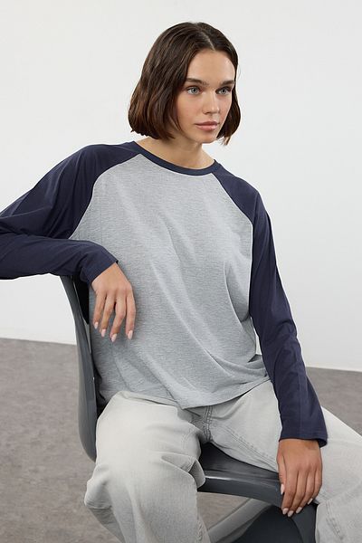 Trendyol Collection Bequeme Passform Grau Melange Blocked Strick T-Shirt - Normale Größe - Twoaw25ts00012
