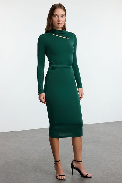 Trendyol Collection Σμαραγδένιο πράσινο μίντι φόρεμα με ελαστικό ύφασμα - κομμένη λεπτομέρεια, εφαρμογή στο σώμα TWOAW24EL00142
