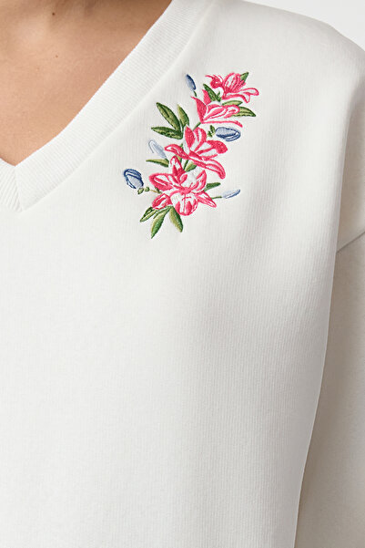 Trendyol Collection Fleecová ecru květinová vyšívaná mikina s výstřihem do V – tlustá uvnitř Twoaw25Sw00184