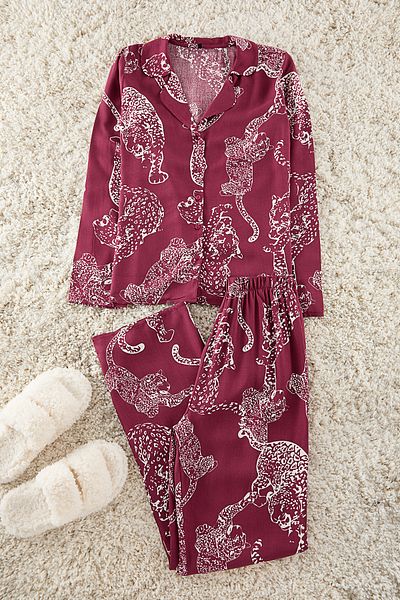 Trendyol Collection Set de pijamale țesute din viscoză cu model Tigru Burgundy THMAW24PT00092