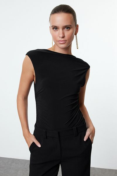 Trendyol Collection Μαύρη πλεκτή μπλούζα με λεπτομέρεια στην πλάτη με αξεσουάρ αλυσίδας Degaje γιακά TPRAW25BZ00004