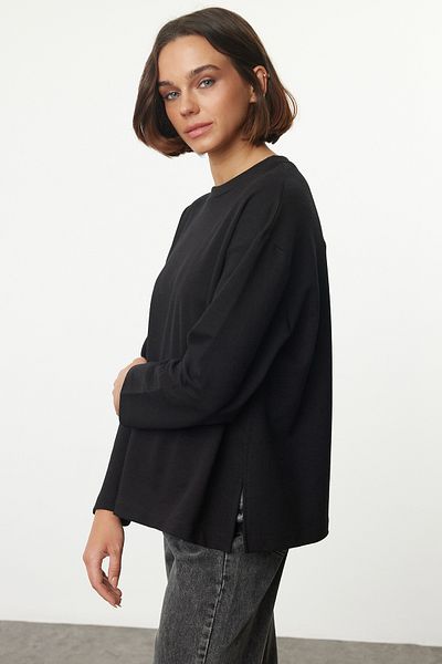 Trendyol Collection Wygodna czarna bluzka dzianinowa - długi rękaw, rozcięcie, Twoaw25bz00266