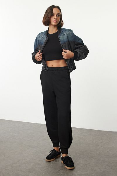 Trendyol Collection Černé základní Jogger tlusté pletené tepláky kalhoty TWOAW25EA00028