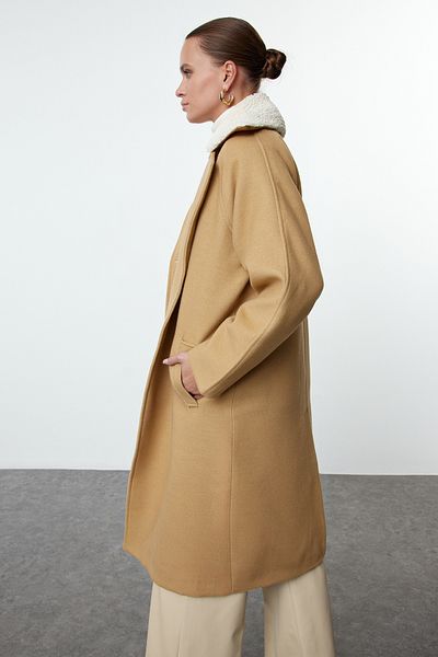 Trendyol Collection Plyšový kabát z velbloudí vlny s límečkem - Twoaw25Kb00078