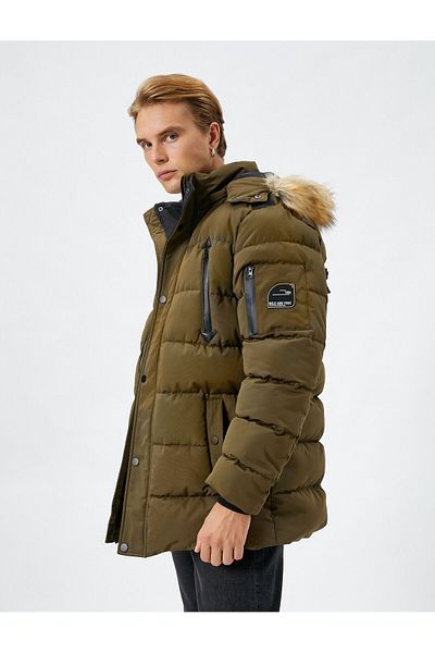 Koton Pufferjacke mit Kapuze, Kunstpelzkragen und Reißverschlusstasche im Detail