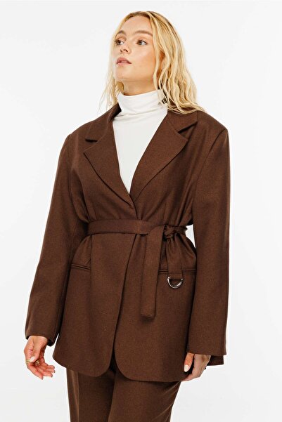 Hooopstore Bunda prémiovej kvality hnedej farby - s detailom opasku