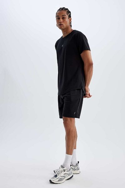 DeFacto Schwarze, schmal geschnittene, schmal geschnittene, schnell trocknende Sportshorts mit Reißverschlusstaschen V3030az24au
