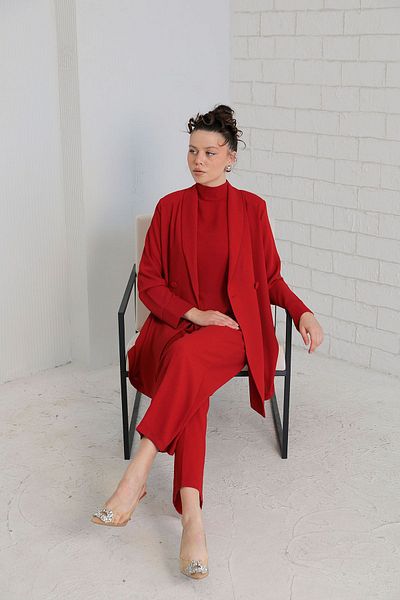 Melike Tatar بذلة مع سترة حمراء 32-9357