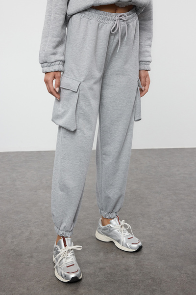 Trendyol Collection Šedá Melange Cargo Kapsa Elastická noha Silné pletené tepláky Kalhoty TWOAW25EA00007