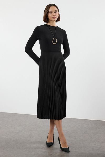 Trendyol Collection Ευέλικτο πλεκτό μαύρο φόρεμα σκέιτερ - Πλισέ λεπτομέρεια, γιακάς, μακρυμάνικο Twoaw25el00214