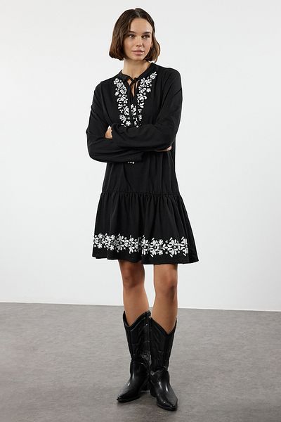 Trendyol Collection Stojací límeček černé mini pletené šaty s potiskem – balonový rukáv, linie A TWOAW25EL00224