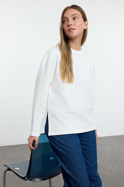 Trendyol Collection Bequeme Passform, weiße Langarm-Strickbluse mit Schlitz - Twoaw25bz00266