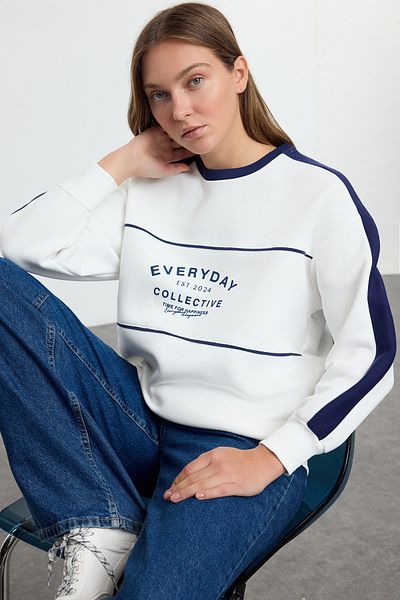 Trendyol Collection Ecru Fleece Oversize mikina - Slogan Printed, Silná Uvnitř Twoaw25sw00197