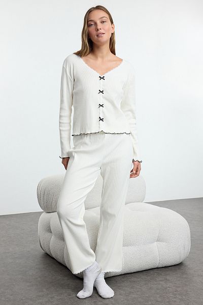 Trendyol Collection Weißes, geripptes Strickpyjama-Set mit Baumwollspitze und Band/Schleifen-Detail THMAW25PT00206