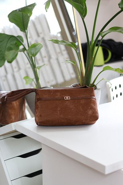 Moom Bag Geantă de umăr cu model antic, maro, textura moale