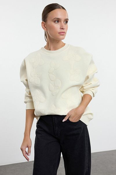 Trendyol Collection Detailní pletená mikina s ecru výšivkou - Regular Fit Twoaw25sw00224