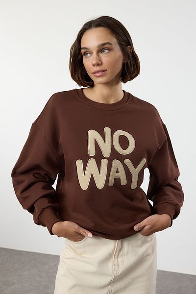 Trendyol Collection Vyšívaná tlustá pletená mikina Crew Neck Brown Slogan - Twoaw25sw00040