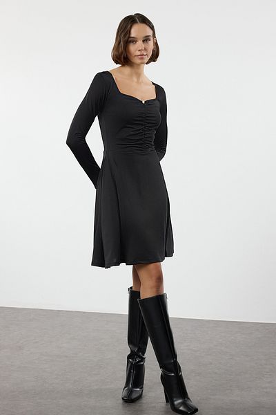 Trendyol Collection Elastyczna dzianina - czarna mini sukienka typu skater z podszewką i kwiatowym wzorem Twoaw25el00456
