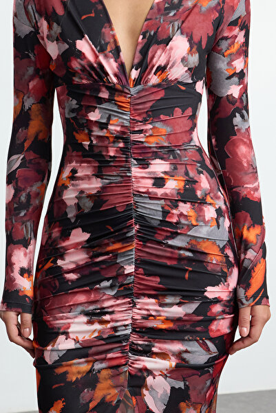 Trendyol Collection Strečové pletené midi šaty s výstřihem do V – rovná šňůrka se stahovací šňůrkou Twoaw24El00197