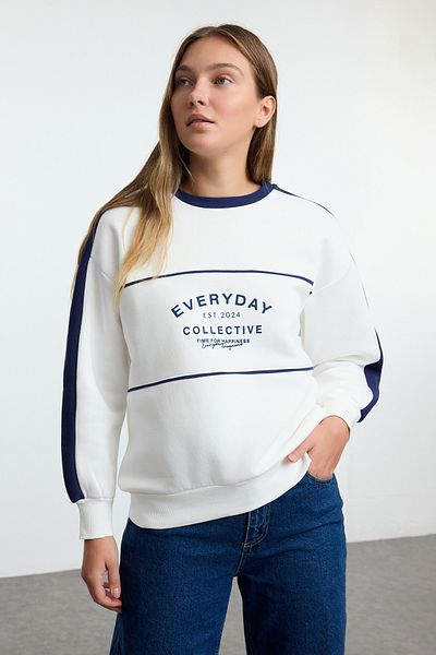 Trendyol Collection Ecru Fleece Oversize mikina - Slogan Printed, Silná Uvnitř Twoaw25sw00197