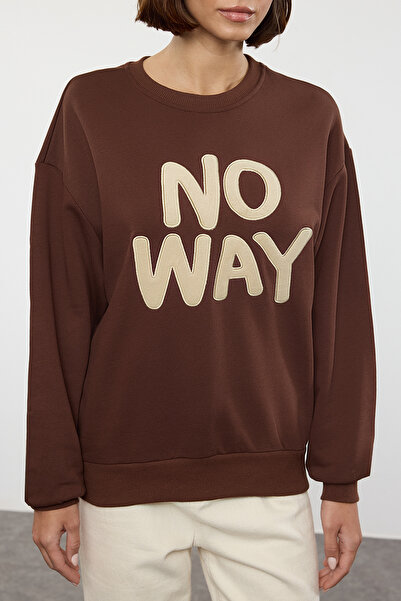 Trendyol Collection Vyšívaná tlustá pletená mikina Crew Neck Brown Slogan - Twoaw25sw00040