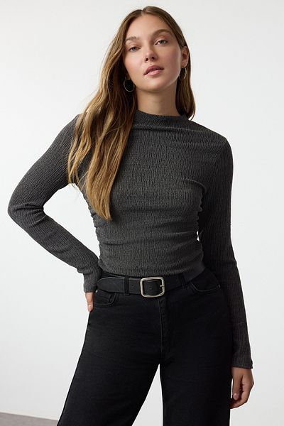 Trendyol Collection Πλεκτή μπλούζα με όρθιο γιακά με λεπτομέρεια από ανθρακί - TWOAW25BZ00221