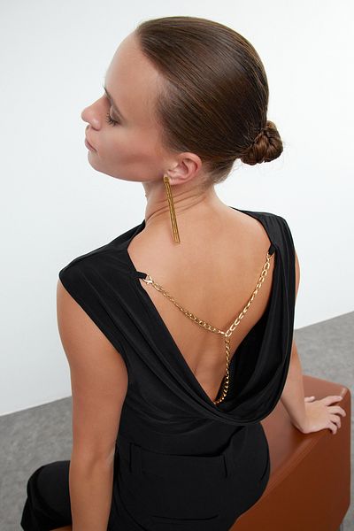 Trendyol Collection Μαύρη πλεκτή μπλούζα με λεπτομέρεια στην πλάτη με αξεσουάρ αλυσίδας Degaje γιακά TPRAW25BZ00004
