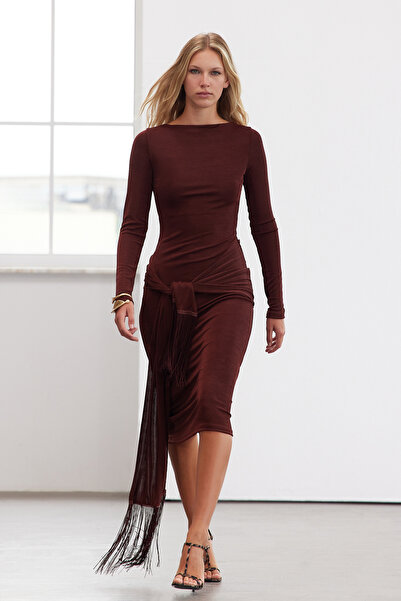 Trendyol Collection Pružné midi pletené šaty - detail hnědého střapce, limitovaná edice TWOAW25EL00302