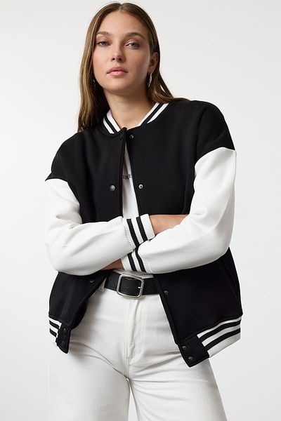 Trendyol Collection Овърсайз черен суитшърт с ленти от трикотаж - дебел плетен Twoaw25sw00043