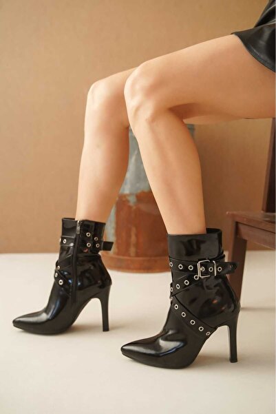 Shu Mhu KADIN ÇİVİ TOPUK KEMERLİ SİVRİ BURUN SİYAH RUGAN BOT