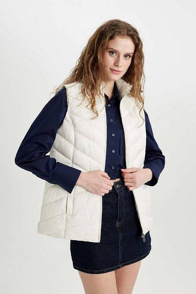 DeFacto Water Repellent down Vest - Stand Collar, Quilted, Zippered, and Pockets Seasonal A0975Ax24Au