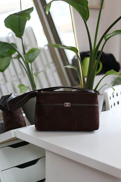 Moom Bag Дамска горчиво кафява чанта за през рамо с мека текстура и антични шарки