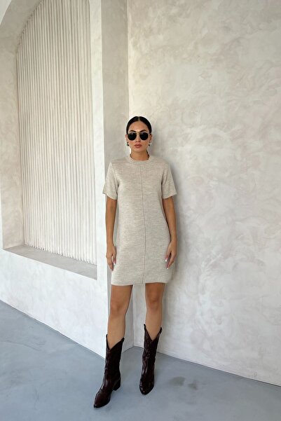 Seda Yalçın Atelier Μπεζ κοντό πλεκτό φόρεμα - Λεπτομέρεια μπροστινής ραφής