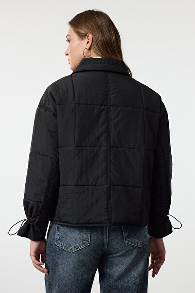 Trendyol Collection Oversize černý prošívaný kabát - vodoodpudivý, TWOAW25MO00076