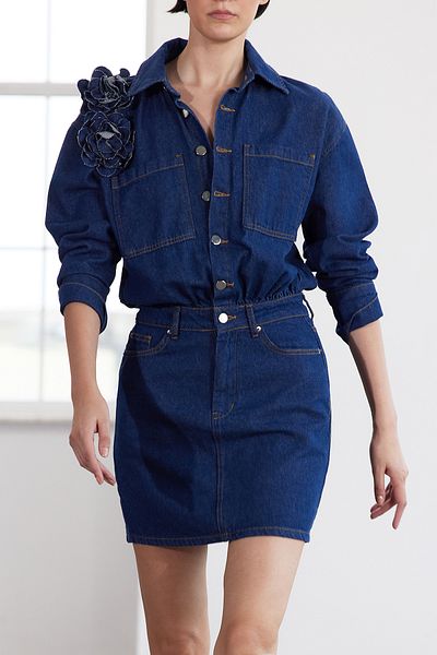 Trendyol Collection Mini rochie din denim cu detaliu trandafir albastru ediție limitată TWOAW25EL00396
