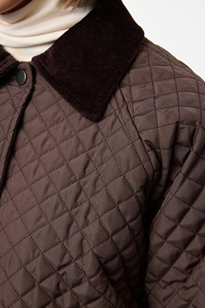 Trendyol Collection Oversize tmavě hnědý prošívaný kabát - Košilový límec Twoaw25Mo00231