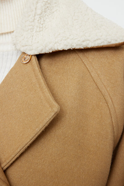Trendyol Collection Plyšový kabát z velbloudí vlny s límečkem - Twoaw25Kb00078