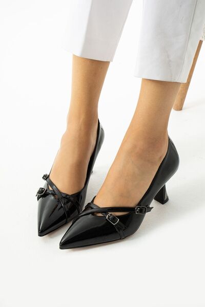 Fi-MA's Μαύρα λουστρίνι με τακούνι με κύλικα - Λεπτομέρεια διπλής ζώνης